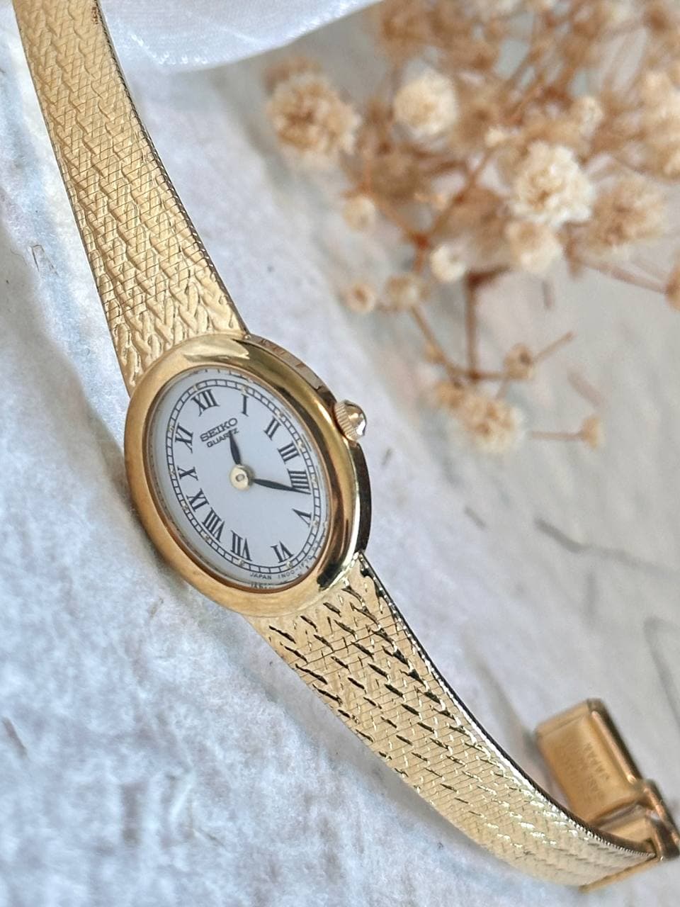 Gold pendant watch