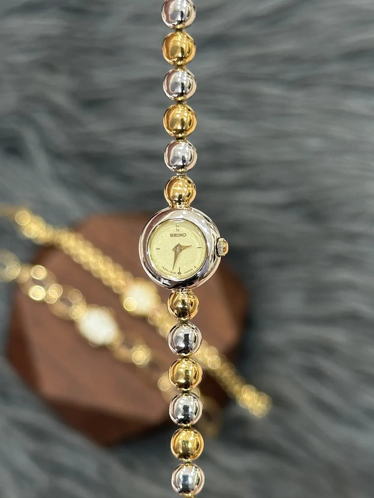 Seiko 1E20 1990s round champagne dial two-tone beaded bracelet