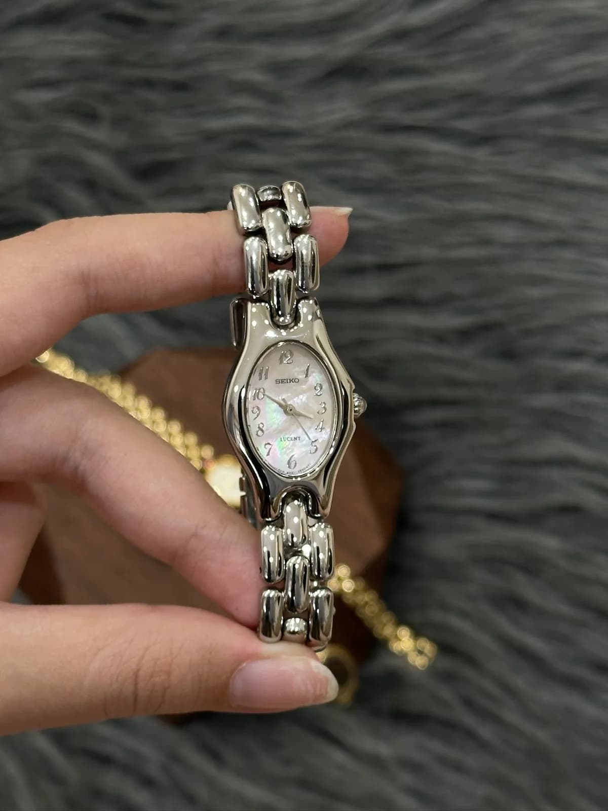 Seiko Lucent 1990s oval mother-of-pearl dial Arabic numerals silver-tone bracelet