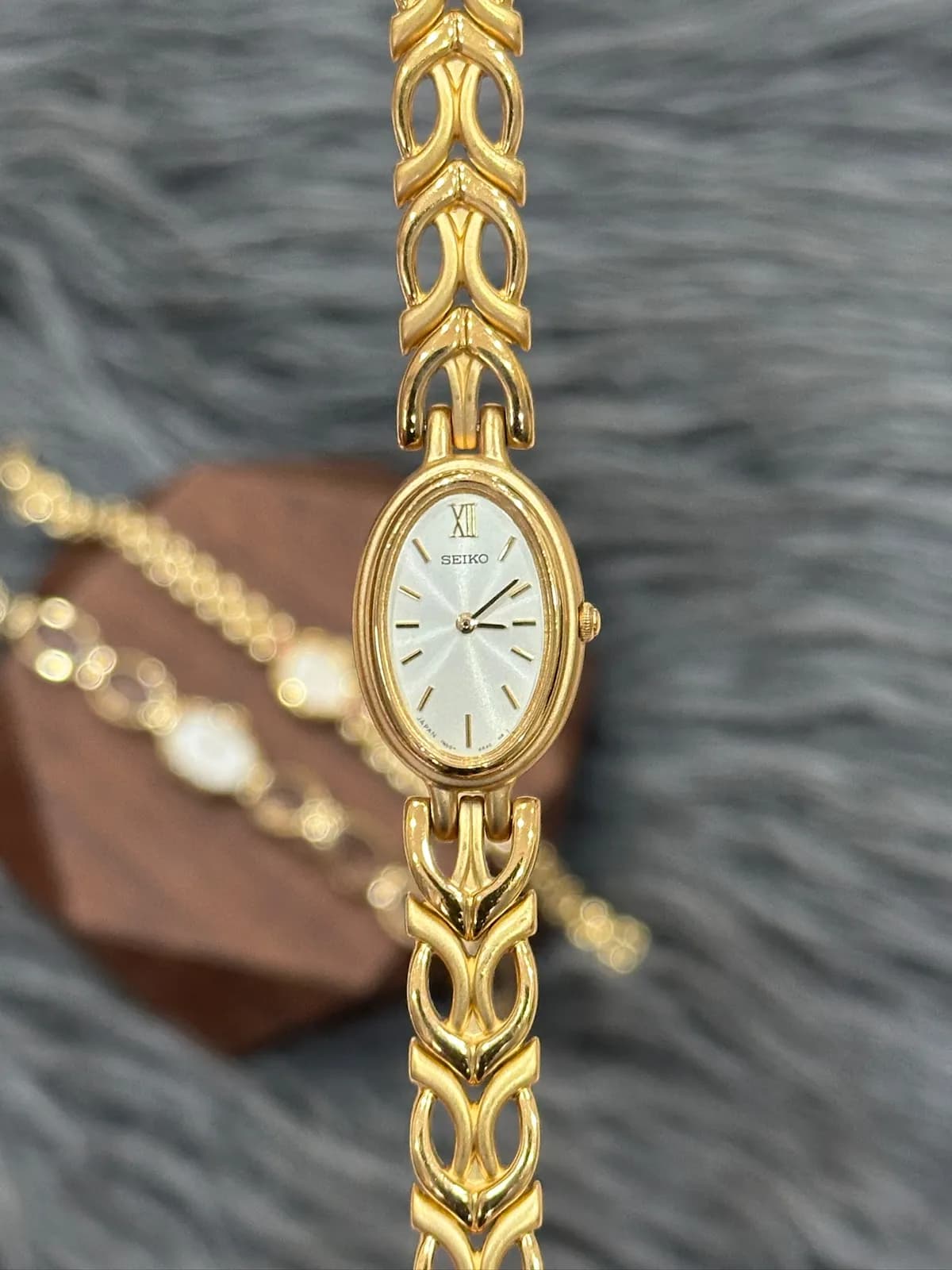 Seiko 1N00 1990s oval sunburst dial Roman XII gold-tone fancy link bracelet
